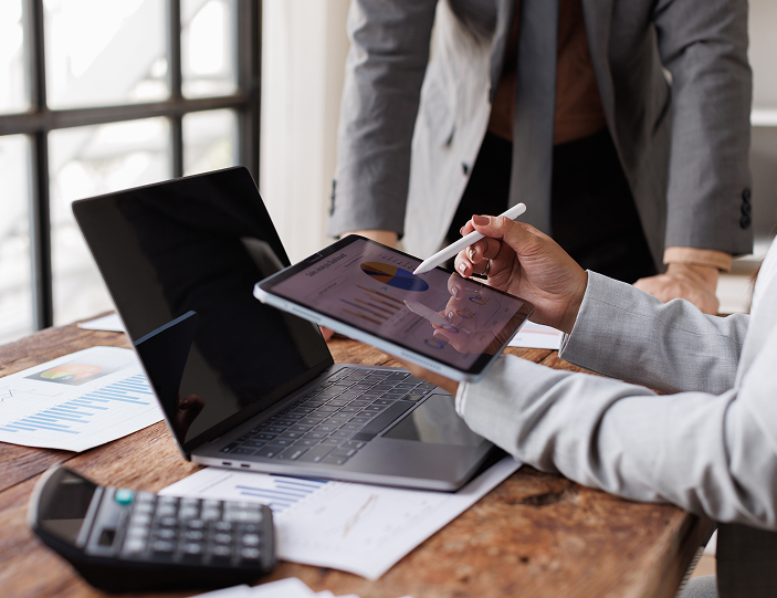 Executive collaboration with data analysis and tablet